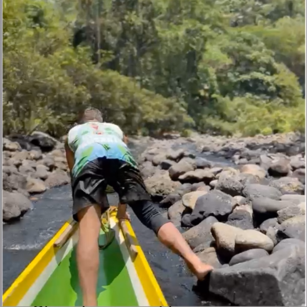 Boatman propelling the boat forward with his leg - Echoes of Stones Travelogue