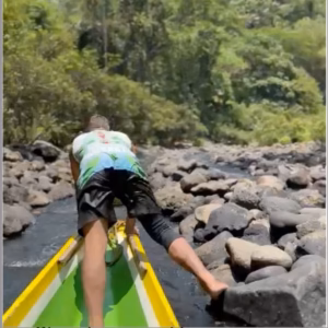Boatman propelling the boat forward with his leg - Echoes of Stones Travelogue