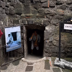 Entrance to the dungeon - Echoes of Stones Travelogue
